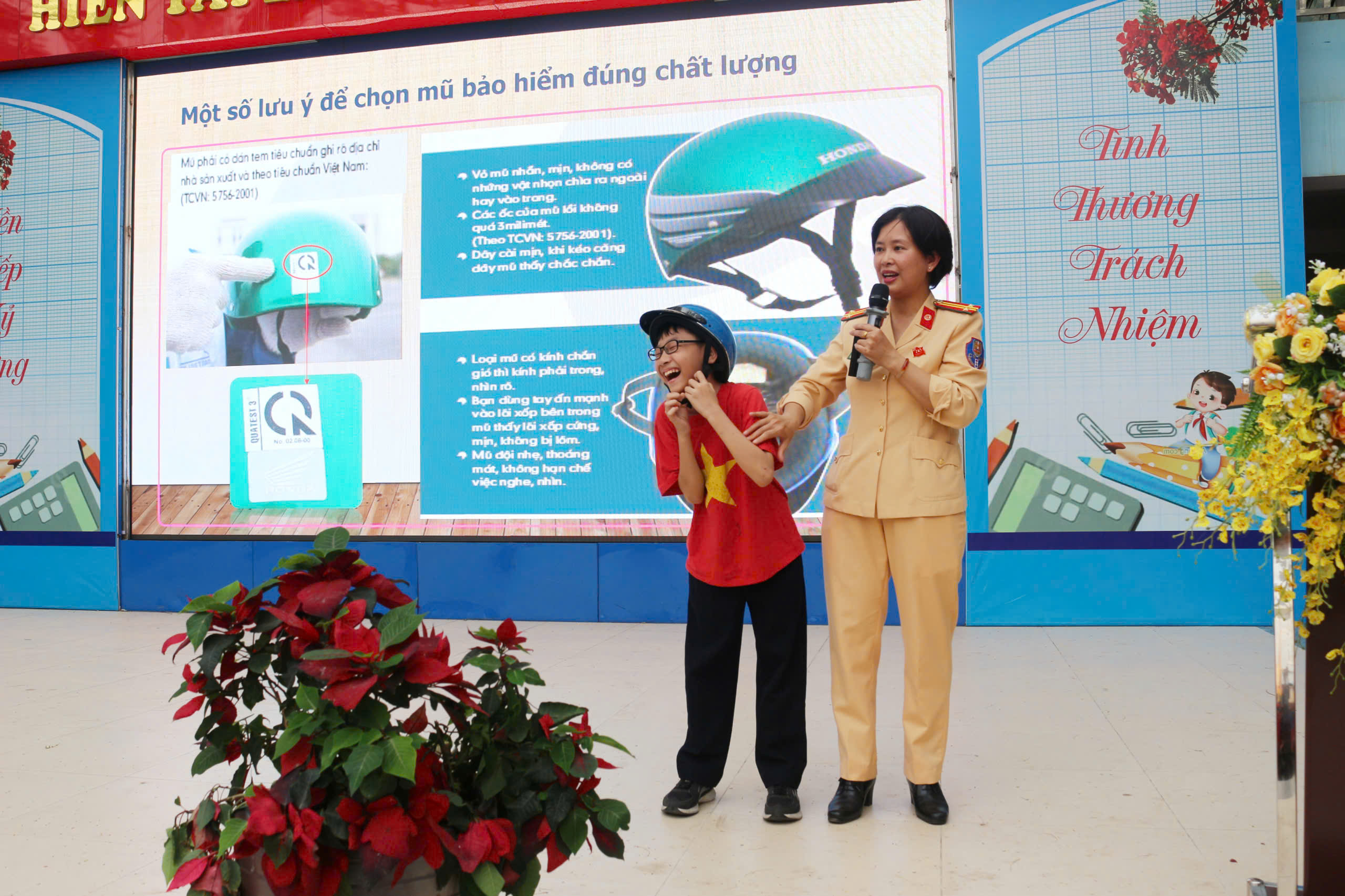 Tuyên truyền pháp luật về trật tự an toàn giao thông cho gần 3.000 giáo viên, học sinh Trường THCS Ngô Quyền